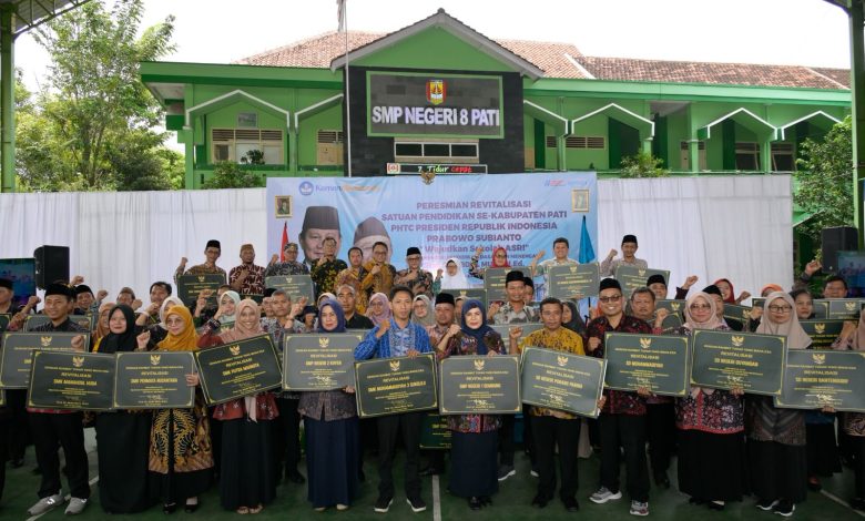 Peresmian revitalisasi satuan pendidikan se-Kabupaten Pati di SMP Negeri 8 Pati yang diikuti perwakilan sekolah penerima program revitalisasi.