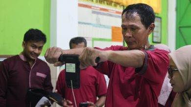 Seorang guru SD Muhammadiyah Palur menjalani pemeriksaan komposisi tubuh dalam kegiatan Medical Check Up (MCU) yang digelar bersama tenaga medis di lingkungan sekolah.
