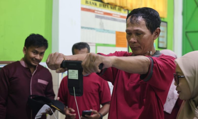 Seorang guru SD Muhammadiyah Palur menjalani pemeriksaan komposisi tubuh dalam kegiatan Medical Check Up (MCU) yang digelar bersama tenaga medis di lingkungan sekolah.