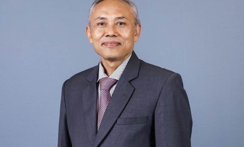 Potret Rektor ITBM-BIM Prof. Dr. Harun Joko Prayitno, M.Hum., dalam foto resmi sebagai pelengkap berita transformasi kampus modern di Denpasar.