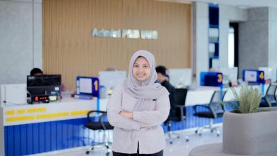 Seorang calon mahasiswa berpose di ruang Admisi PMB UMS usai mengikuti proses pendaftaran di layanan One Day Service Universitas Muhammadiyah Surakarta.