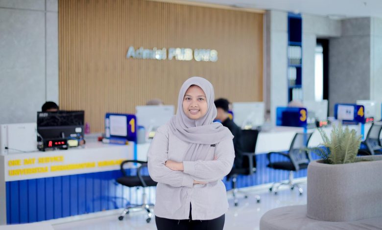 Seorang calon mahasiswa berpose di ruang Admisi PMB UMS usai mengikuti proses pendaftaran di layanan One Day Service Universitas Muhammadiyah Surakarta.