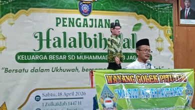 Ustaz Pujiono menyampaikan tausiyah dengan media Wayang Golek Pitutur dalam Pengajian dan Halalbihalal Keluarga Besar SD Muhammadiyah 8 Jagalan di Surakarta.