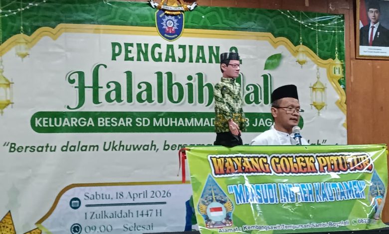 Ustaz Pujiono menyampaikan tausiyah dengan media Wayang Golek Pitutur dalam Pengajian dan Halalbihalal Keluarga Besar SD Muhammadiyah 8 Jagalan di Surakarta.