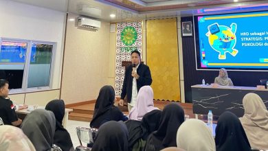 Narasumber menyampaikan materi kuliah umum FPHIS UMPWR tentang peran HR dari perspektif psikologi dan hukum di hadapan mahasiswa di Ruang Seminar Kampus 1 UMPWR.