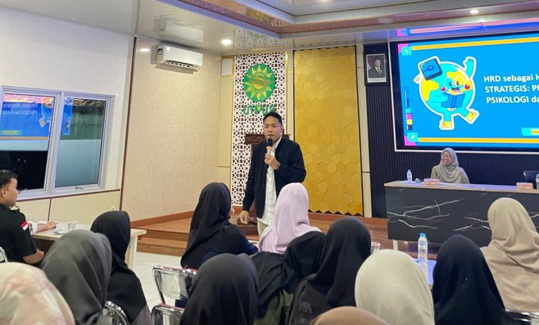 Narasumber menyampaikan materi kuliah umum FPHIS UMPWR tentang peran HR dari perspektif psikologi dan hukum di hadapan mahasiswa di Ruang Seminar Kampus 1 UMPWR.