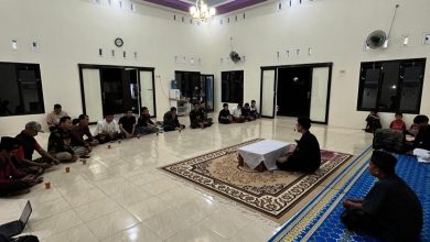 Peserta kegiatan MASBRO PCPM Bumiayu mengikuti kajian Fiqih Informasi di Masjid Al Amin Muhammadiyah Kalinusu pada Jumat malam.