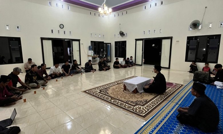 Peserta kegiatan MASBRO PCPM Bumiayu mengikuti kajian Fiqih Informasi di Masjid Al Amin Muhammadiyah Kalinusu pada Jumat malam.