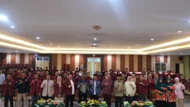 Peserta dan pimpinan berfoto bersama pada pembukaan Darul Arqam Paripurna IMM tingkat nasional di Semarang.