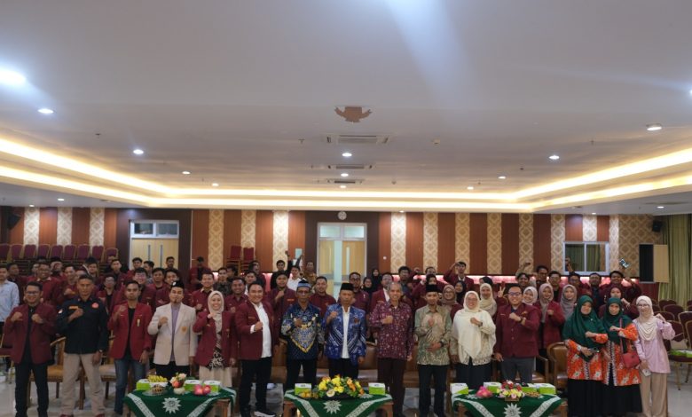 Peserta dan pimpinan berfoto bersama pada pembukaan Darul Arqam Paripurna IMM tingkat nasional di Semarang.