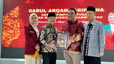 Penyerahan cendera mata dalam rangkaian Darul Arqam Paripurna IMM 2026 di Wisma Perdamaian Semarang.