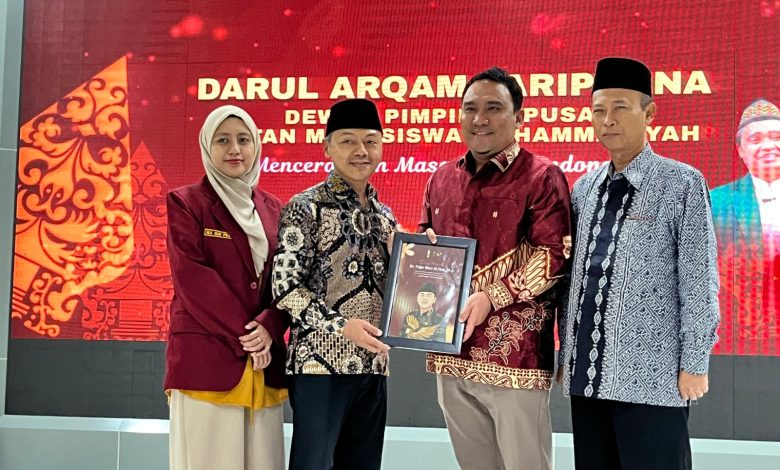 Penyerahan cendera mata dalam rangkaian Darul Arqam Paripurna IMM 2026 di Wisma Perdamaian Semarang.