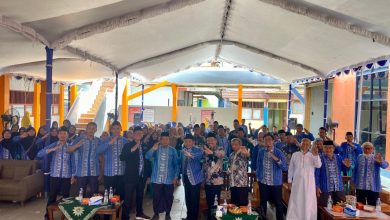 Peserta Halal Bi Halal dan silaturahmi Forum Guru Muhammadiyah Kabupaten Demak berfoto bersama usai kegiatan yang diikuti guru dan karyawan amal usaha pendidikan Muhammadiyah.