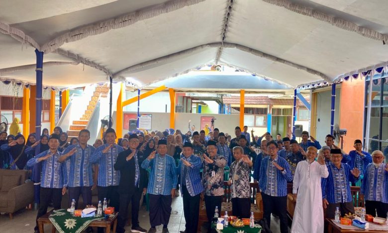 Peserta Halal Bi Halal dan silaturahmi Forum Guru Muhammadiyah Kabupaten Demak berfoto bersama usai kegiatan yang diikuti guru dan karyawan amal usaha pendidikan Muhammadiyah.
