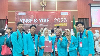 Tim mahasiswa UMS berfoto sambil menunjukkan medali emas dan sertifikat usai meraih penghargaan pada ajang YNSF dan YISF 2026 di Yogyakarta.