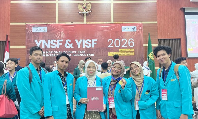 Tim mahasiswa UMS berfoto sambil menunjukkan medali emas dan sertifikat usai meraih penghargaan pada ajang YNSF dan YISF 2026 di Yogyakarta.