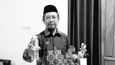H. Mustain, Ketua PRM Bringin, Ngaliyan, Kota Semarang, menunjukkan sampel produk air minum dalam kemasan untuk inisiatif pabrik air minum Muhammadiyah.