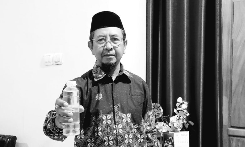 H. Mustain, Ketua PRM Bringin, Ngaliyan, Kota Semarang, menunjukkan sampel produk air minum dalam kemasan untuk inisiatif pabrik air minum Muhammadiyah.
