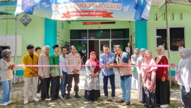 Prosesi pembukaan kegiatan di STIE Muhammadiyah Cilacap ditandai dengan pengguntingan pita di halaman kampus saat pelaksanaan STIEM Fair, Sabtu-Ahad (18–19/4/2026).