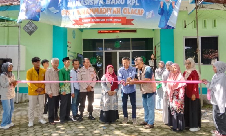 Prosesi pembukaan kegiatan di STIE Muhammadiyah Cilacap ditandai dengan pengguntingan pita di halaman kampus saat pelaksanaan STIEM Fair, Sabtu-Ahad (18–19/4/2026).
