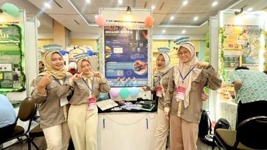 Tim mahasiswa UMS berfoto di stan RehaDex System pada ajang International Science Fair di UIN Sunan Kalijaga, Yogyakarta.