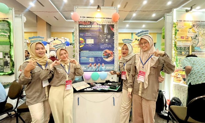 Tim mahasiswa UMS berfoto di stan RehaDex System pada ajang International Science Fair di UIN Sunan Kalijaga, Yogyakarta.