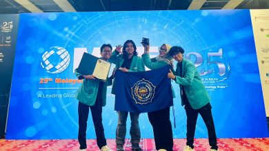 Empat mahasiswa Universitas Muhammadiyah Surakarta (UMS) berpose membawa piagam penghargaan, plakat, dan bendera kampus usai meraih Gold Medal dan Special Award pada ajang Malaysia Technology Expo (MTE) 2026 di Kuala Lumpur.
