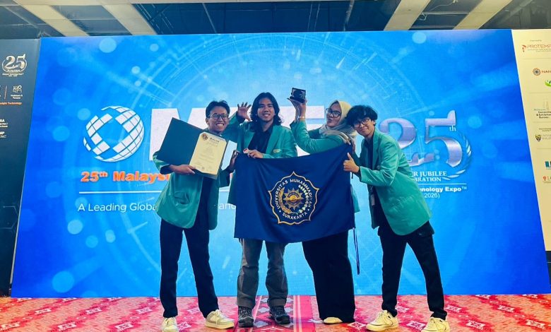 Empat mahasiswa Universitas Muhammadiyah Surakarta (UMS) berpose membawa piagam penghargaan, plakat, dan bendera kampus usai meraih Gold Medal dan Special Award pada ajang Malaysia Technology Expo (MTE) 2026 di Kuala Lumpur.
