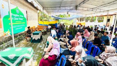 Suasana pengajian, arisan, dan Halalbihalal keluarga besar SMK Muhammadiyah 2 Jatinom yang dihadiri guru, karyawan, dan peserta di lingkungan sekolah.
