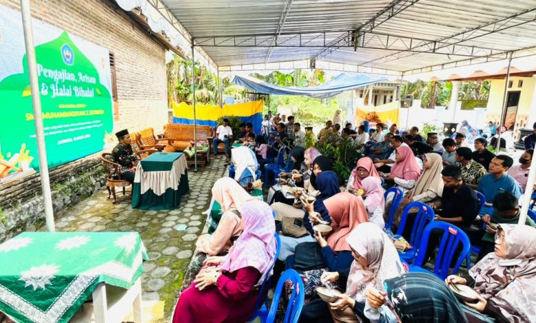 Suasana pengajian, arisan, dan Halalbihalal keluarga besar SMK Muhammadiyah 2 Jatinom yang dihadiri guru, karyawan, dan peserta di lingkungan sekolah.