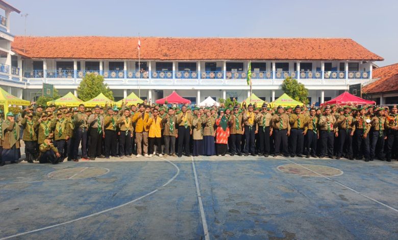 Peserta dan panitia LKBB Hizbul Wathan Pemalang 2026 berfoto bersama di halaman SMK Muhammadiyah 1 Pemalang