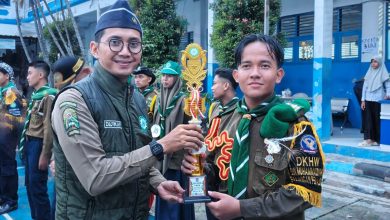 Perwakilan Hizbul Wathan SMA Muhammadiyah 1 Pekajangan menerima trofi juara pada LKBB Hizbul Wathan se-Karesidenan Pekalongan di Pemalang.