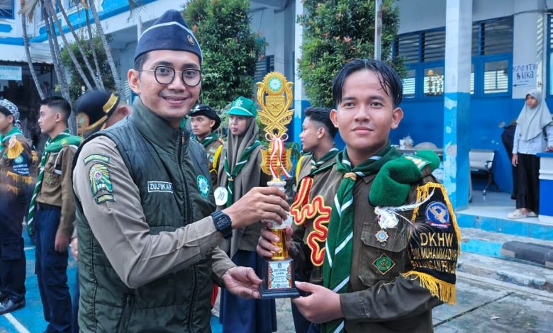 Perwakilan Hizbul Wathan SMA Muhammadiyah 1 Pekajangan menerima trofi juara pada LKBB Hizbul Wathan se-Karesidenan Pekalongan di Pemalang.