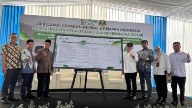 Perwakilan PPJAI dan para tokoh berfoto bersama usai deklarasi Gerakan Herbal dan Rempah Indonesia di Banyumas dengan menampilkan dokumen deklarasi yang telah ditandatangani.