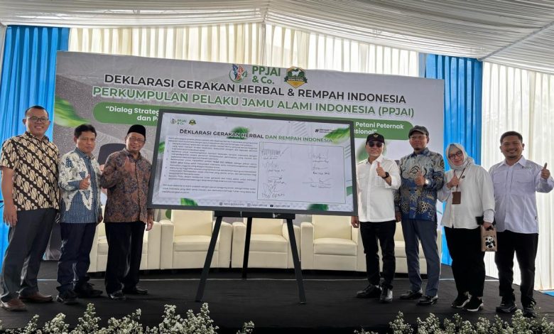 Perwakilan PPJAI dan para tokoh berfoto bersama usai deklarasi Gerakan Herbal dan Rempah Indonesia di Banyumas dengan menampilkan dokumen deklarasi yang telah ditandatangani.