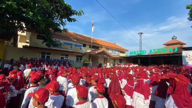 Siswa SD Muhammadiyah Program Khusus Banyudono mengikuti upacara Hari Kartini di halaman sekolah, Senin (20/4/2026).