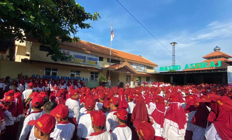 Siswa SD Muhammadiyah Program Khusus Banyudono mengikuti upacara Hari Kartini di halaman sekolah, Senin (20/4/2026).