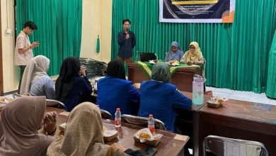 Mahasiswa ITBM Bali memaparkan program KKN berbasis komunitas di hadapan Pimpinan Wilayah ‘Aisyiyah Bali dalam kegiatan pemberdayaan UMKM.