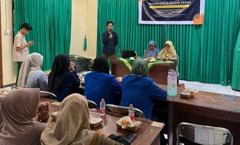 Mahasiswa ITBM Bali memaparkan program KKN berbasis komunitas di hadapan Pimpinan Wilayah ‘Aisyiyah Bali dalam kegiatan pemberdayaan UMKM.