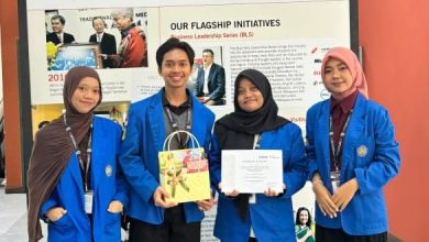 Tim mahasiswa Farmasi UMP berfoto bersama usai meraih Young Scientist Award pada ajang Bio-Innovative Challenge 2026 di INTI International University, Malaysia.