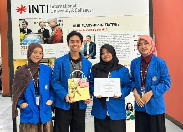 Tim mahasiswa Farmasi UMP berfoto bersama usai meraih Young Scientist Award pada ajang Bio-Innovative Challenge 2026 di INTI International University, Malaysia.