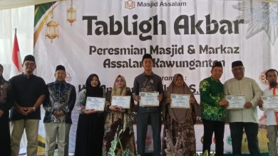Tokoh dan peserta berfoto bersama di panggung Tabligh Akbar peresmian Masjid dan Markaz Assalam Kawunganten sambil menunjukkan piagam penghargaan, Ahad (19/4/2026).