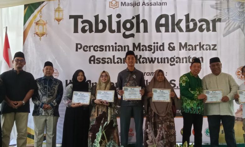 Tokoh dan peserta berfoto bersama di panggung Tabligh Akbar peresmian Masjid dan Markaz Assalam Kawunganten sambil menunjukkan piagam penghargaan, Ahad (19/4/2026).