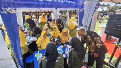 Booth layanan kesehatan gratis UNIMMA melayani pemeriksaan kesehatan peserta pada kegiatan Wisata Dakwah ‘Aisyiyah se-Eks Karesidenan Kedu di Kota Mungkid.