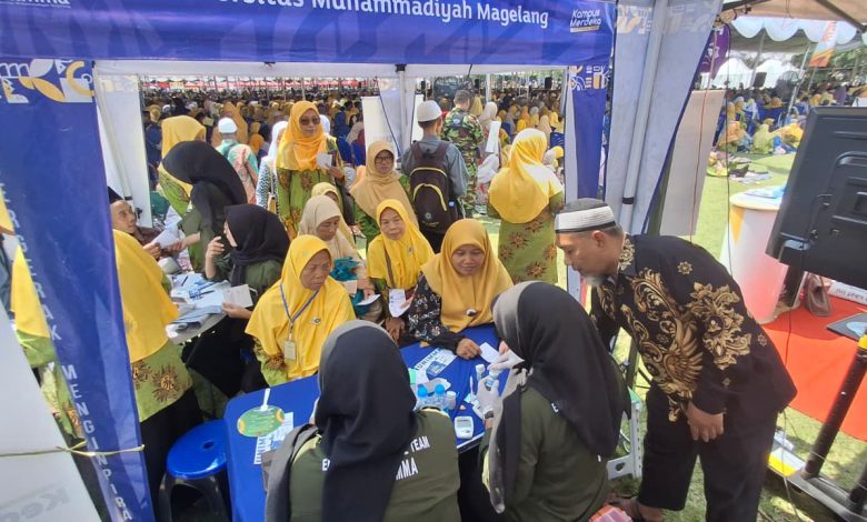 Booth layanan kesehatan gratis UNIMMA melayani pemeriksaan kesehatan peserta pada kegiatan Wisata Dakwah ‘Aisyiyah se-Eks Karesidenan Kedu di Kota Mungkid.