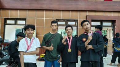 Atlet pencak silat SMA Muhammadiyah 1 Pekajangan berfoto bersama sambil menunjukkan medali usai mengikuti IPSI Cup 3 Kabupaten Pekalongan di Kajen.