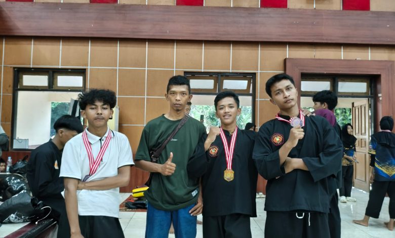 Atlet pencak silat SMA Muhammadiyah 1 Pekajangan berfoto bersama sambil menunjukkan medali usai mengikuti IPSI Cup 3 Kabupaten Pekalongan di Kajen.