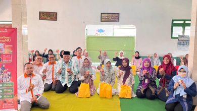 Peserta ibu hamil bersama perwakilan Dinas Kesehatan, Puskesmas Kedung 1, dan Lazismu Jepara berfoto usai penyerahan PMT dan RendangMu di Mushola Al Hady, Kedung, Jepara.
