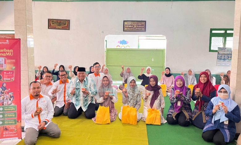 Peserta ibu hamil bersama perwakilan Dinas Kesehatan, Puskesmas Kedung 1, dan Lazismu Jepara berfoto usai penyerahan PMT dan RendangMu di Mushola Al Hady, Kedung, Jepara.
