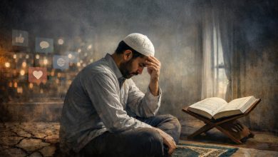 Seorang pria Muslim duduk termenung di atas sajadah di samping Al-Qur’an terbuka, menggambarkan krisis nilai, identitas, dan spiritualitas dalam kehidupan Muslim kontemporer.